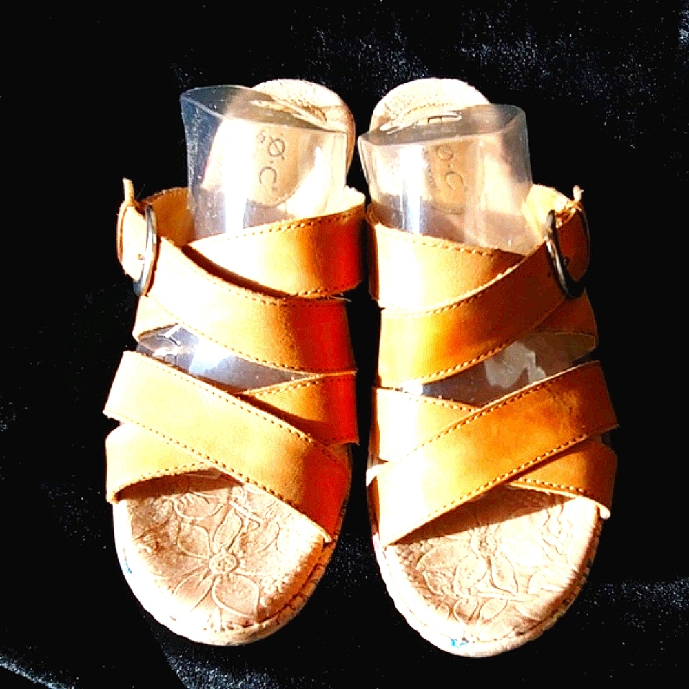 Boc Born Concept floral Wedge. Leather Sandal - Picture 2 of 5